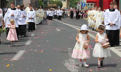 Boże Ciało na ulicach centrum Bielska-Białej.