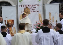 Bp Roman Pindel z Najświętszym Sakramentem przy pierwszym ołtarzu.