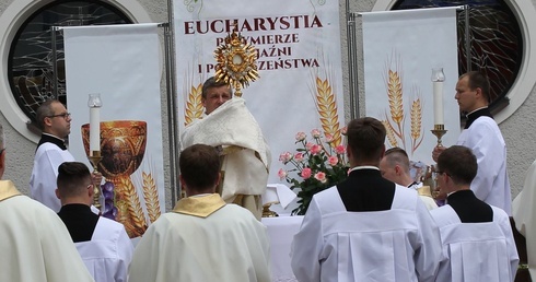 Bp Roman Pindel z Najświętszym Sakramentem przy pierwszym ołtarzu.