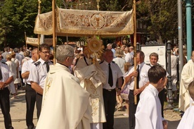 Bp Adam Bałabuch przewodniczył procesji w Kudowie-Zdroju.