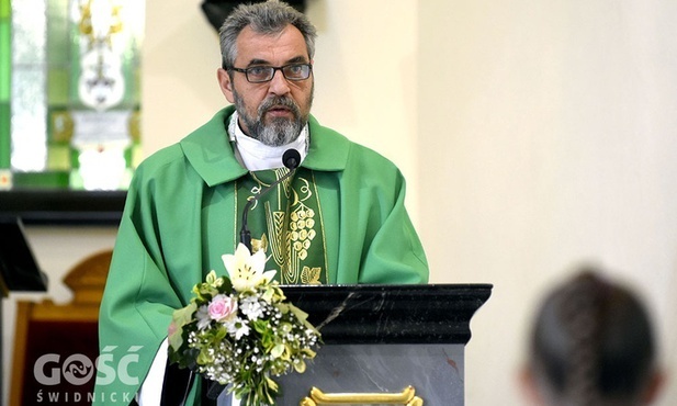 Ksiądz Paweł Szajner podczas Mszy św. na zakończenie roku szkolnego modlił się za śp. Kristinę.