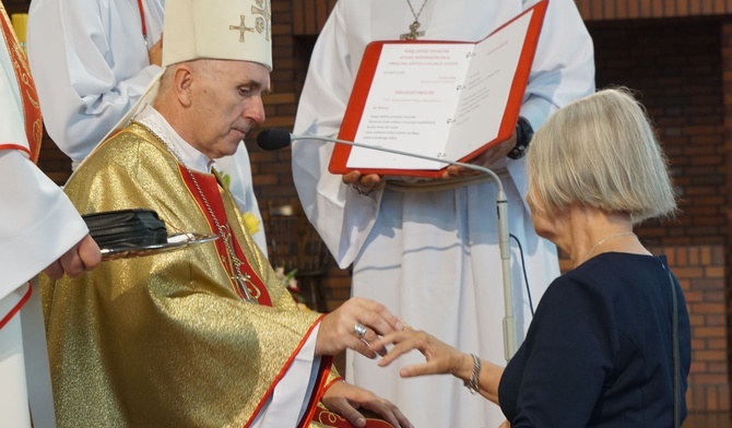 Gliwice. Konsekracja wdowy w 10. rocznicę poświęcenia kościoła franciszkanów