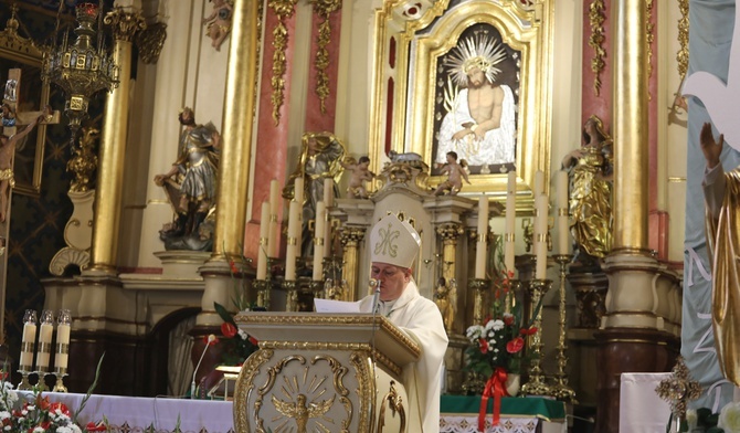 Z pielgrzymami modlił się bp Piotr Greger.