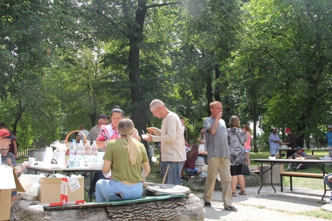 Piknik dla młodych oraz dla bezdomnych