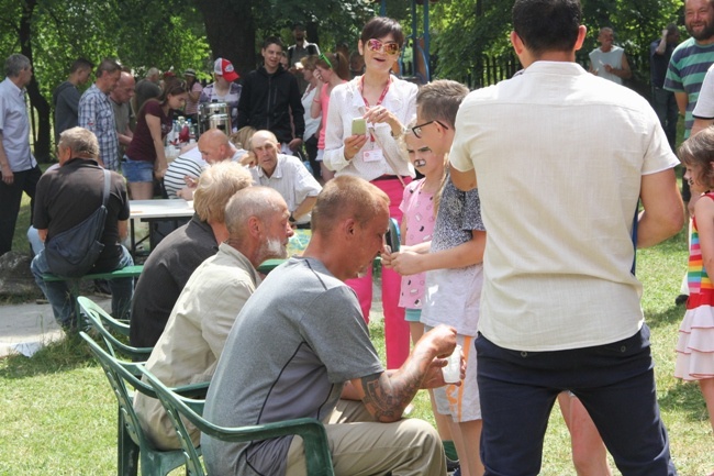 Piknik dla młodych oraz dla bezdomnych