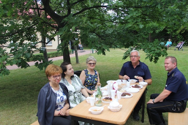 Piknik dla młodych oraz dla bezdomnych