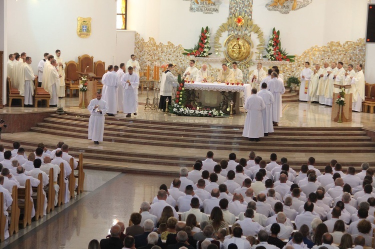 Tarnów. Nadzwyczajni szafarze Komunii św. w kościele bł. Karoliny