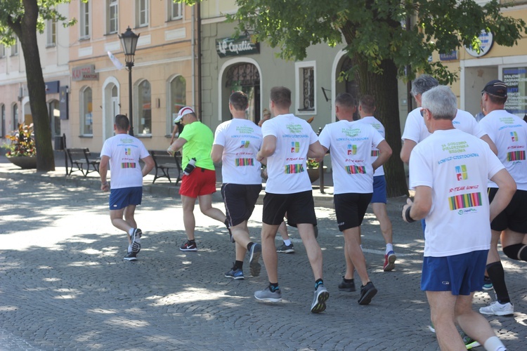 Pielgrzymka biegowa funkcjonariuszy ZK w Łowiczu na Jasną Górę