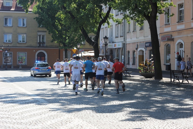 Pielgrzymka biegowa funkcjonariuszy ZK w Łowiczu na Jasną Górę