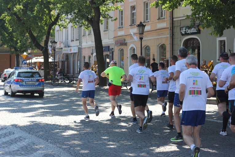 Pielgrzymka biegowa funkcjonariuszy ZK w Łowiczu na Jasną Górę