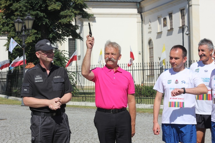 Pielgrzymka biegowa funkcjonariuszy ZK w Łowiczu na Jasną Górę