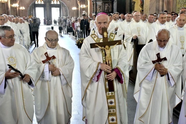 Msza św. i benefis z okazji 50-lecia kapłaństwa bp. Ignacego Deca