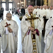 Biskup i jego koledzy z seminarium otrzymali pamiątkowe krzyże.