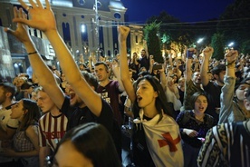 Setki osób protestowały w sobotę wieczorem w Tbilisi przeciwko rosnącym wpływom Rosji w Gruzji