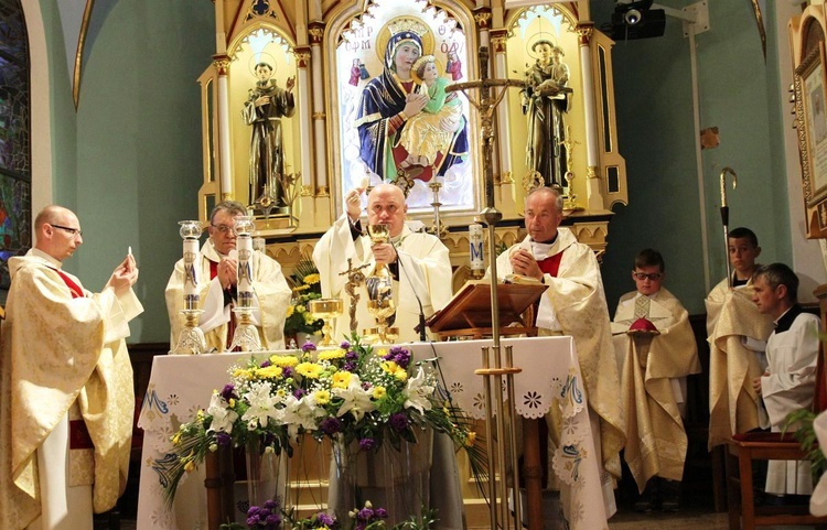 Bp Piotr Greger przewodniczył Mszy św. i modlitwie za wstawiennictwem św. Rity w Rycerce Górnej.
