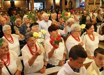 Błogosławienie róż - atrybutu św. Rity - które zostaną zaniesione chorym.