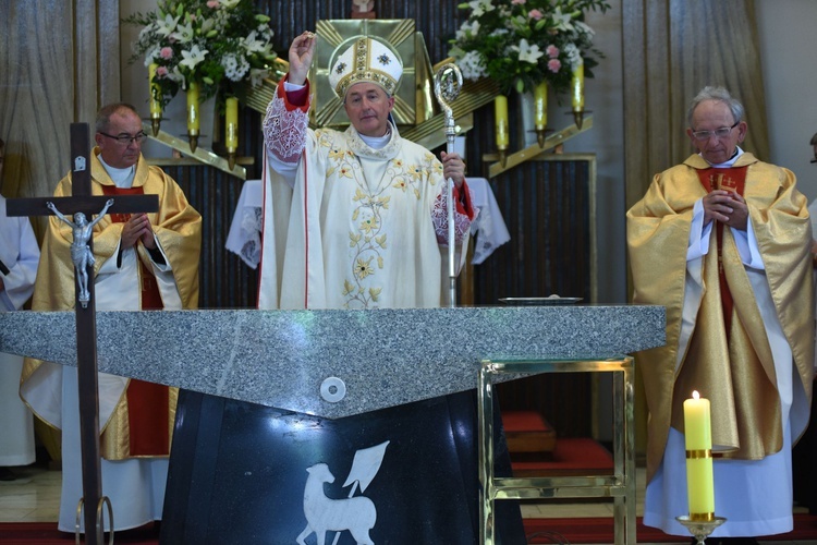 Bp Andrzej Jeż prezentuje relikwie bł. Karoliny, które zostaną złożone pod mensą ołtarzową.