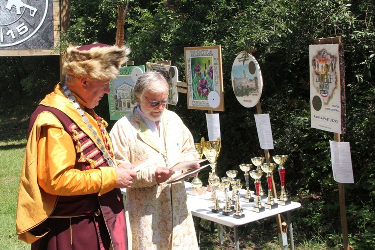 Za chwilę dyplomy i puchary będą wręczać Kazimierz Woźniak (z lewej) i Mariusz Fogiel.