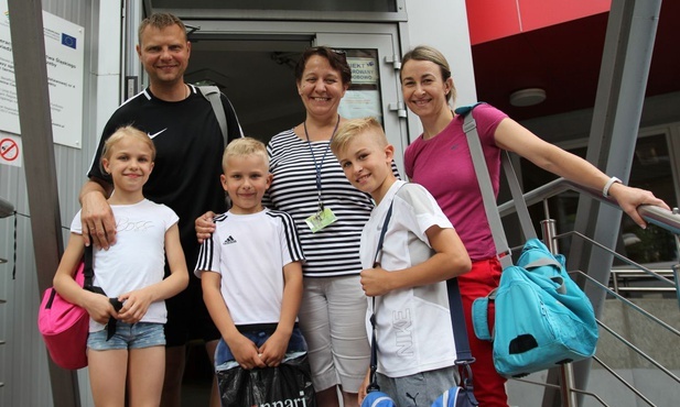 Rodzina Basi i Włodka Habartów - jednej z dwóch rodzin, które najliczniej brały udział w maratonie - z Dorotą Kanią z Hospicjum im. Łukasza Ewangelisty.