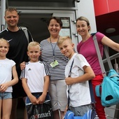 Rodzina Basi i Włodka Habartów - jednej z dwóch rodzin, które najliczniej brały udział w maratonie - z Dorotą Kanią z Hospicjum im. Łukasza Ewangelisty.