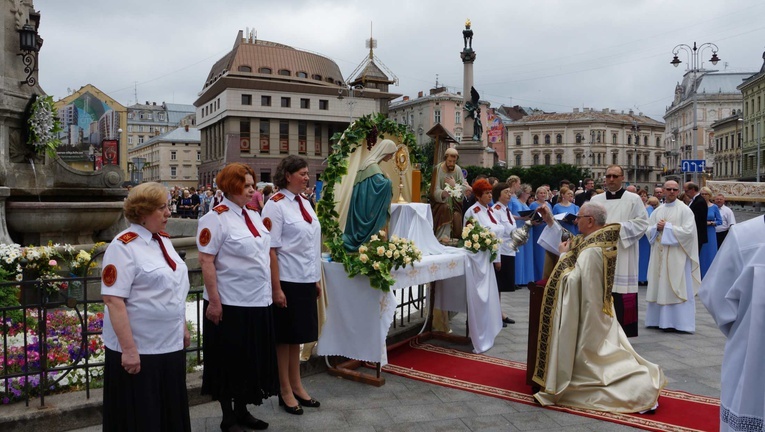 Abp Budzik bierze udział w uroczystosciach we Lwowie