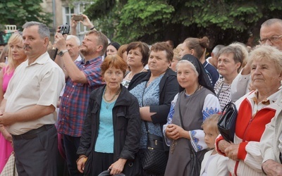 Abp Budzik bierze udział w uroczystosciach we Lwowie