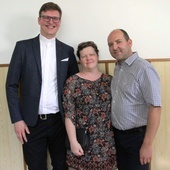 Inicjatorzy spotkań randkowych dla małżeństw "Czas to miłość" - Agnieszka i Wiesław Mosiowie oraz ks. Marcin Hałas.