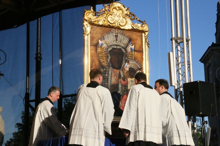 3 lipca każdego roku odbywają się w Lublinie uroczystości upamiętniające łzy Matki Bożej na obrazie w katedrze.