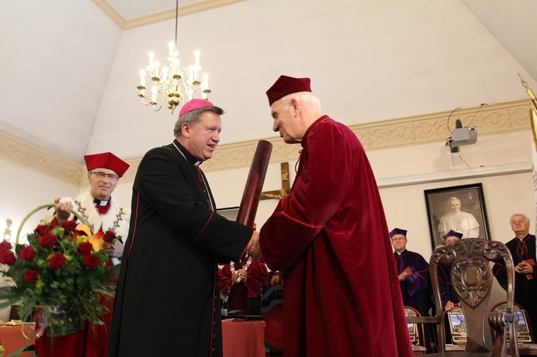 Doktorat honoris causa PWT dla bp. Ignacego Deca