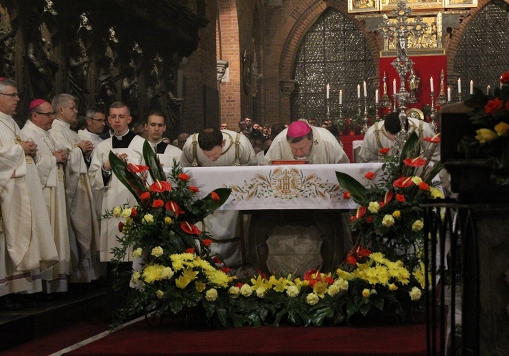 Statuetki św. Jana Vianneya w uroczystość św. Jana Chrzciciela