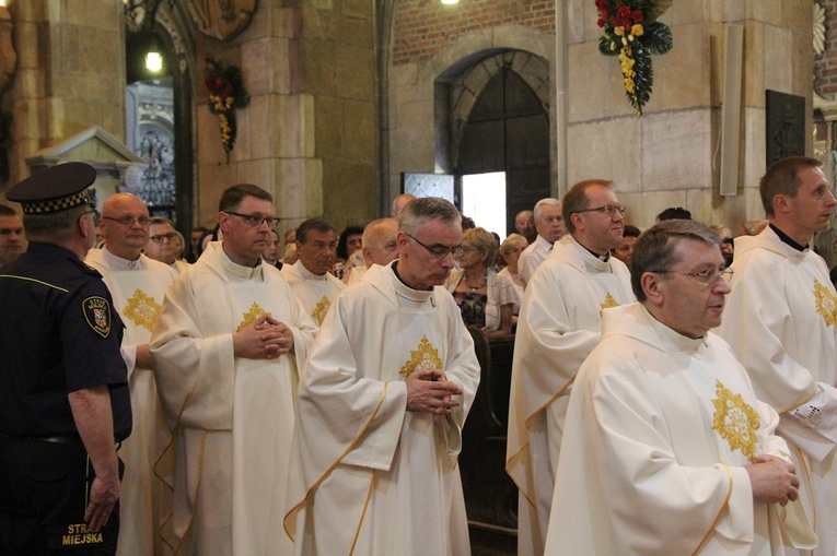 Statuetki św. Jana Vianneya w uroczystość św. Jana Chrzciciela