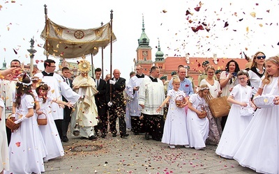 Wierni przeszli od bazyliki archikatedralnej Krakowskim Przedmieściem na pl. Piłsudskiego.