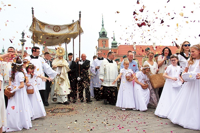 Wierni przeszli od bazyliki archikatedralnej Krakowskim Przedmieściem na pl. Piłsudskiego.