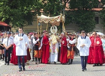 Kapłanów niosących Chrystusa wspomagali m.in. członkowie Konfraterni św. Wiktorii. Baldachim dźwigali panowie z Bractwa Różańcowego.