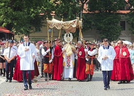 Kapłanów niosących Chrystusa wspomagali m.in. członkowie Konfraterni św. Wiktorii. Baldachim dźwigali panowie z Bractwa Różańcowego.