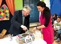 Urodzinowy tort kroili ks. Ignacy i A. Habrzyk.