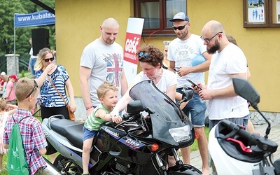 Podczas pikniku młodzi uczyli się wspólnego bycia.