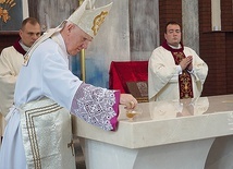 Biskup namaszcza ołtarz olejem krzyżma.