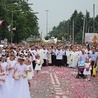 Uczestnicy uroczystości przeszli główną ulicą Sandomierza.