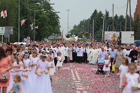 Uczestnicy uroczystości przeszli główną ulicą Sandomierza.