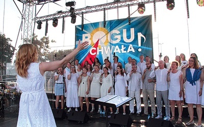 Na scenie wystąpił kilkudziesięcioosobowy chór pod dyrekcją Weroniki Korthals, która od samego początku towarzyszy wydarzeniu organizowanemu przez Stowarzyszenie na rzecz Ewangelizacji i Krzewienia Kultury Chrześcijańskiej „Bogu Chwała!”.