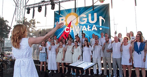 Na scenie wystąpił kilkudziesięcioosobowy chór pod dyrekcją Weroniki Korthals, która od samego początku towarzyszy wydarzeniu organizowanemu przez Stowarzyszenie na rzecz Ewangelizacji i Krzewienia Kultury Chrześcijańskiej „Bogu Chwała!”.