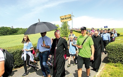 Biskup Kasyna poprowadził uczestników z Góry Jana Pawła II na warsztaty.