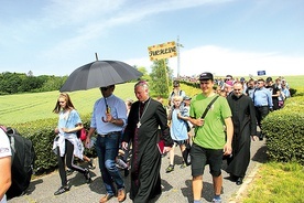 Biskup Kasyna poprowadził uczestników z Góry Jana Pawła II na warsztaty.