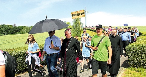 Biskup Kasyna poprowadził uczestników z Góry Jana Pawła II na warsztaty.