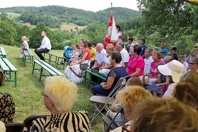 Mieszkańcy Słonej przy pomniku swojego krajana. 