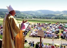 Spotkanie, w którym wzięło udział kilka tysięcy osób, rozpoczęło się Mszą św. pod przewodnictwem bp. Andrzeja Jeża.