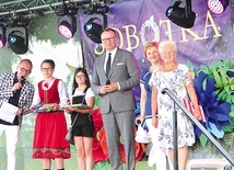 Pierwsze miejsce w konkursie na najpiękniejszy wianek zajęła Henryka Jurczak (z prawej). Obok stoją Agnieszka Gryzek i Kamil Dziewiarz.
