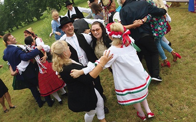 Węgrzy zaprosili parafian do wspólnego tańca.