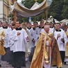 W wędrówce za Jezusem Eucharystycznym, którą prowadził metropolita, uczestniczyło kilka tysięcy osób.
